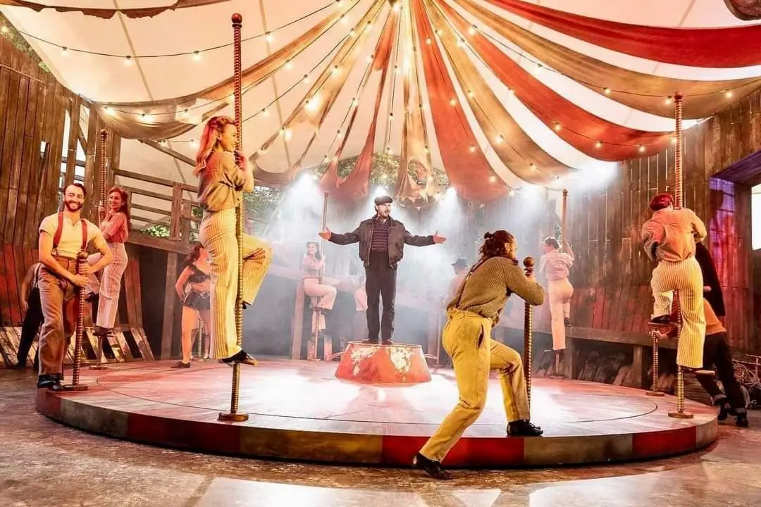 Carousel at Kilworth House Theatre production photograph 4